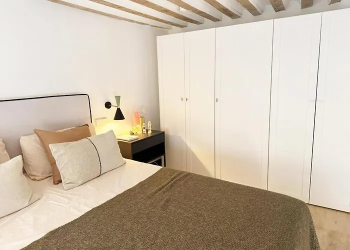 La Vida Malasana Central Apartment for 4 Guests